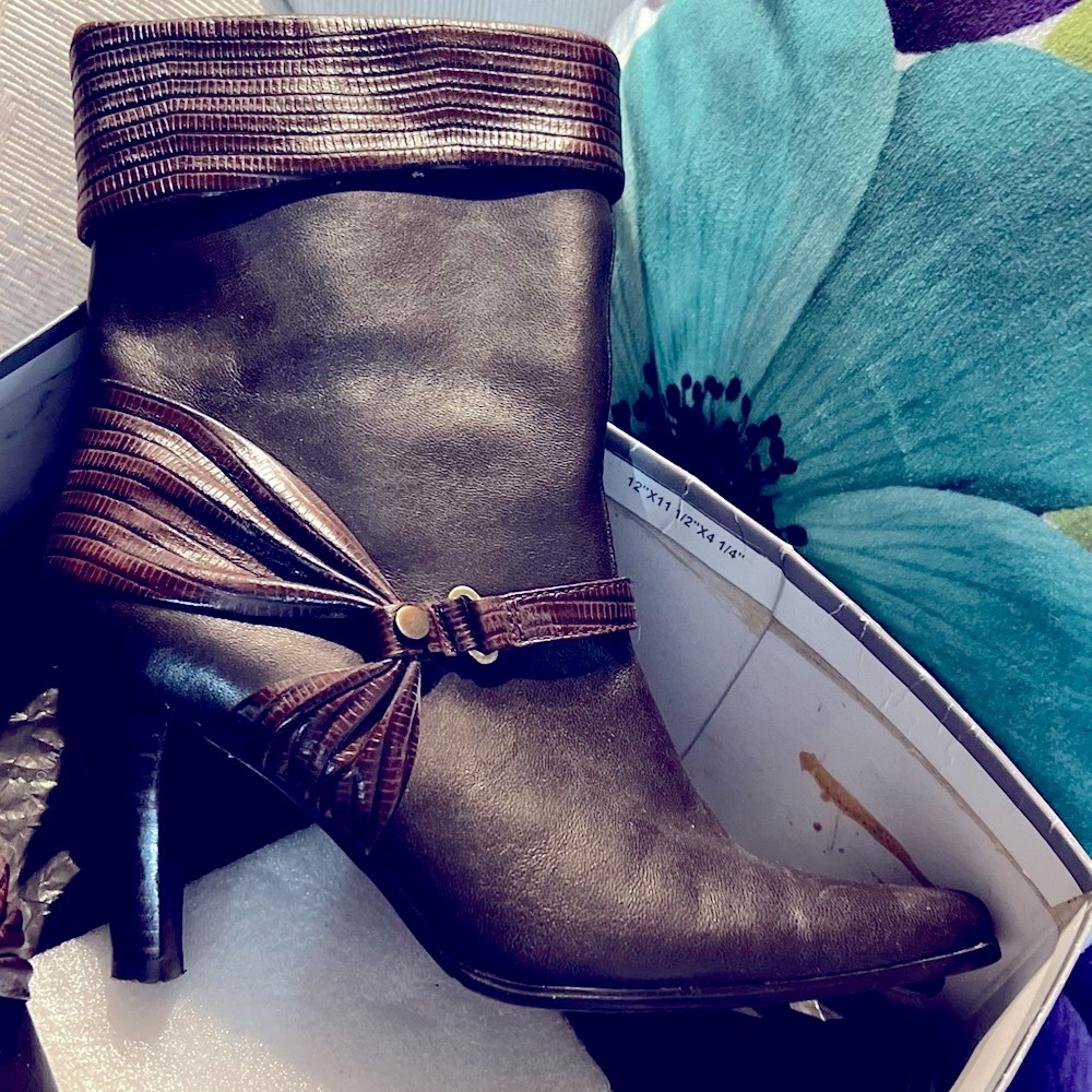 Beautiful dressy stylish Pointed toe chocolate brown boots